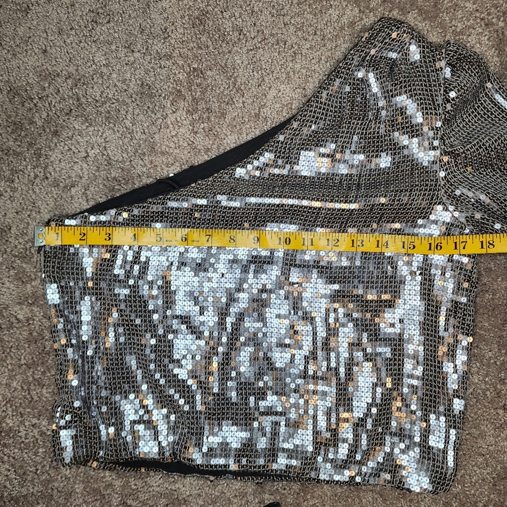 NWT Alice And Olivia Lucinda Sequin Asymmetric Top Size M - Picture 6 of 8